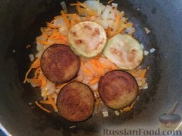 Овощное рагу с рисом: Теперь выложите овощи слоями. После тушенных овощей добавляем кабачки и баклажан.