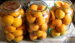 Компот из целых абрикосов (на зиму): Залить абрикосы крутым кипятком. Накрыть стерилизованными крышками.