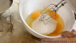 Пирог с абрикосами: Как приготовить пирог с абрикосами:    Яйца взбить с сахаром и солью. Взбивать миксером 1,5 минуты.