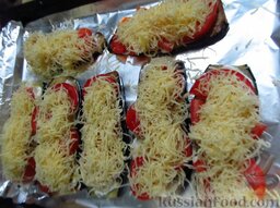 Баклажаны, запеченные с помидорами и сыром: Затем посыпьте тертым сыром.