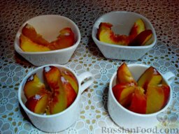 Десерт из персиков, с маскарпоне: Дольки персиков выложить в чашки, чтобы края торчали наружу и обсыпать их сахаром.