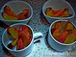 Десерт из персиков, с маскарпоне: Поставить посуду с персиками на 5 минут под гриль. Дольки хорошо прогреются, а кусочки сахара закарамелизуются.
