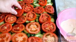 Караси, запеченные в духовке, с овощами: Сверху выложить помидоры.