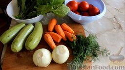 Караси, запеченные в духовке, с овощами: Морковь и лук почистить, затем помыть. Кабачки помыть и отрезать края.