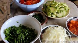 Караси, запеченные в духовке, с овощами: Лук нарезать четверть кольцами. Помидоры нарезать кружочками, толщиной 0,5 см. Кабачки нарезать полукружиями. Зелень измельчить. Морковь нарезать кружочками.