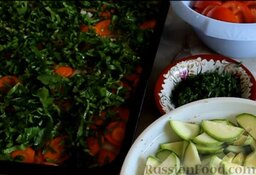 Караси, запеченные в духовке, с овощами: Сверху на рыбу выложить лук, затем морковь и шпинат.