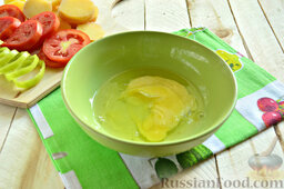 Запеканка со свежим болгарским перцем и картофелем: Для заливки разбиваем в чашу куриные яйца.
