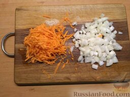 Минималистический плов с курицей: Пока жарится филе, следует быстро очистить лук от шелухи и морковь от кожуры. Морковь натрите на крупной терке, а лук мелко нарежьте.