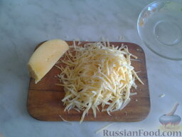 "Интересные" спагетти или спагетти с чесноком: Пока на небольшом огне все томится, натираем сыр.