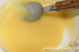 Груши, запеченные под творожно-лимонным кремом: Поставить смесь на плиту, добавить сливочное масло и, помешивая, нагревать, пока не загустеет. Затем поставить охлаждаться.