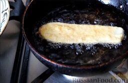 Кабачки во фритюре: Разогреть сковороду, влить растительное масло и в горячее масло выложить кабачки. Обжарить кабачки во фритюре с двух сторон до золотистого цвета.