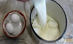 Домашний плавленый сыр: Как приготовить плавленый сыр в домашних условиях:    Творог залить молоком и поставить на огонь. Варить, помешивая, 10 минут.