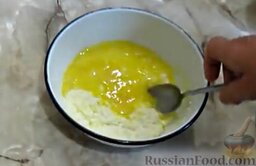 Домашний плавленый сыр: Взбить яйца и добавить к творогу. Посолить, добавить соду и хорошо перемешать.