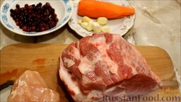 Свинина, запеченная в фольге, с куриным филе и морковью: Подготовить ингредиенты для приготовления свинины, запеченной в фольге.