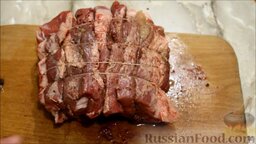 Свинина, запеченная в фольге, с куриным филе и морковью: Плотно обвязать мясо капроновыми нитками.