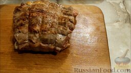 Свинина, запеченная в фольге, с куриным филе и морковью: В сковороду влить растительное масло. Обжарить мясо на горячей сковороде с двух сторон, чтобы образовалась румяная корочка.