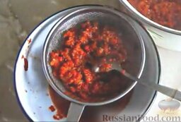 Кетчуп из помидоров и перца (на зиму): Перетереть овощную смесь через металлическое сито.