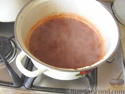 Кетчуп из помидоров и перца (на зиму): Поставить на огонь, кипятить 30 минут. По желанию можно извлечь гвоздику.