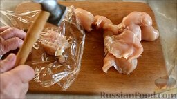 Куриные отбивные в панировочных сухарях: Накрыть куриное филе пищевой пленкой и хорошо отбить.