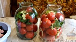 Маринованные помидоры с виноградом (на зиму): Если вы любите остренькое, то можно добавить горький перец. Также нужно добавить мелко нарезанный чеснок.