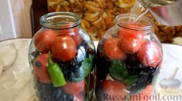 Маринованные помидоры с виноградом (на зиму): Залить помидоры кипятком, накрыть стерилизованными крышками и оставить на 20 минут.
