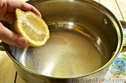 Нектарины в сиропе (на зиму): Немного добавьте лимонного сока. Влейте в сахар воду из банки. Поставьте кастрюлю на огонь. Сварите сироп для заготовки из нектаринов (он должен закипеть).