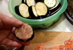 Баклажаны с фаршем и помидорами, запеченные в духовке: На кружочки баклажанов намазать куриный фарш.