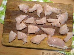 Куриные наггетсы (в духовке): Как приготовить куриные наггетсы в духовке:     Филе курицы промойте под холодной проточной водой, обсушите. Нарежьте кусочками 3х3 см.