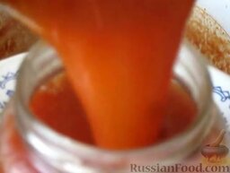 Кетчуп из помидоров: Чтобы заготовить кетчуп из помидоров на зиму, заполнить стерилизованные банки подготовленной смесью.