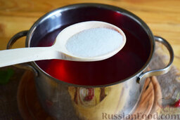 Компот из красной смородины (на зиму): Приготовим сироп. Для этого засыплем в кастрюлю сахар и вскипятим содержимое кастрюли на среднем огне.
