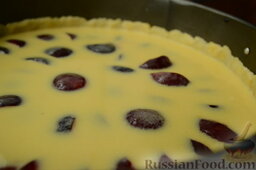 Сливовый тарт: Залейте заливкой и поставьте тарт со сливами выпекаться в разогретую духовку на 60 минут при 180 градусах. Заливка должна загустеть и не браться на палец.