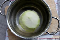 Кольраби с колбаской, томатами и яйцом: Отвариваем капусту кольраби в обильно подсоленной воде, на большой вилок приблизительно 40-50 мин.