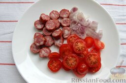 Кольраби с колбаской, томатами и яйцом: Для заправки нарезаем колбаску и томаты кружочком, лук – кольцами.