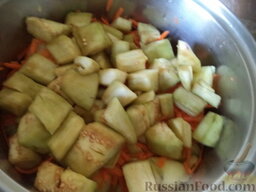 Икра баклажанно-кабачковая: Разогреть казанок, налить растительное масло. Выложит лук и морковь. Обжарить, помешивая, на среднем огне (2-3 минуты).