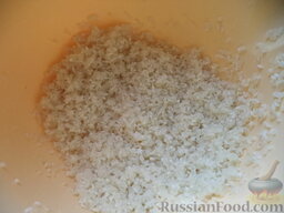 Кабачки, фаршированные мясом и рисом, в соусе: Рис промыть. Чайник вскипятить. Рис залить кипятком на 15-20 минут, накрыть крышкой. Слить воду.