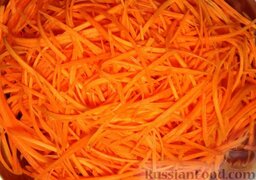 Морковь по-корейски  "Для чайников": Как приготовить морковь по-корейски:    Морковь очистить, вымыть, натереть на специальной терке. Морковь посолить, перемешать. Оставить на 20 минут. Сок отжать.