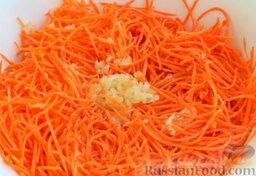 Морковь по-корейски  "Для чайников": Посыпать приправой для корейской моркови. Перемешать.