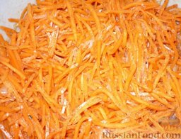 Морковь по-корейски  "Для чайников": Удалить лук из масла. Горячим маслом полить морковь. Перемешать. Полить рисовым уксусом. Перемешать. Накрыть крышкой. Оставить морковь по-корейски в холодильнике на 3 часа (лучше на ночь).