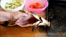 Карп, запеченный в духовке, с овощами: Как приготовить карпа с овощами в духовке:    Первым делом рыбу посолить внутри.