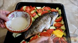 Карп, запеченный в духовке, с овощами: Рыбу и овощи смазать растительным маслом.
