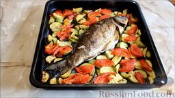 Карп, запеченный в духовке, с овощами: Отправить карпа с овощами в духовку и запекать при температуре 200 градусов 40 минут.