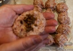 Мясные зразы с грибами: Взять мясной шарик и приплюснуть. В середину поместить 0,5 ч. ложки грибной начинки. Сформировать мясную котлету, чтобы начинка оказалась внутри.