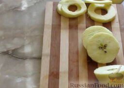 Яблоки в кляре: Нарезать кружочками толщиной не более 0,5 мм и удалить сердцевину.