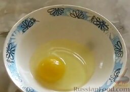 Яблоки в кляре: Яйцо разбить в миску.