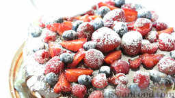 Торт "Павлова" с ягодами и глазурью: Сверху десерт из безе с ягодами присыпать сахарной пудрой.