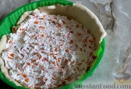 Дрожжевой пирог с творожно-тыквенной начинкой: Сверху выложить творожную начинку с тыквой и грейпфрутом, разровнять.