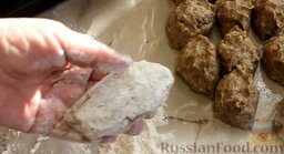 Котлеты из свинины с баклажанами, запеченные в духовке: Обвалять котлеты в муке или панировочных сухарях. Затем слегка приплюснуть котлеты.