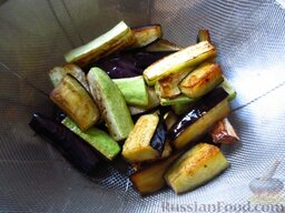 Жареные овощи по-азиатски: Переложите овощи в сито, которое расположите над миской, чтобы в нее стекал лишний жир.  Такими небольшими порциями обжарьте все овощи.