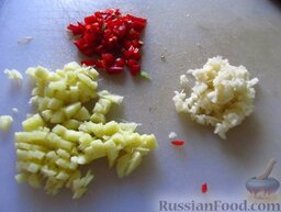 Жареные овощи по-азиатски: Для острого соуса чеснок, перчик чили и имбирь мелко порубите.