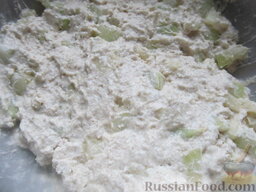 Сырники "Аромат лета", с дыней: Эти кусочки вмешиваем в тесто.
